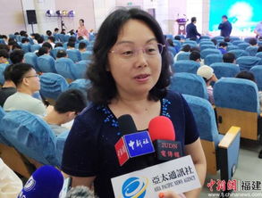 女校长接受采访的画面