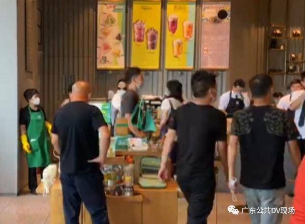 黄牛在现场大声吆喝售卖