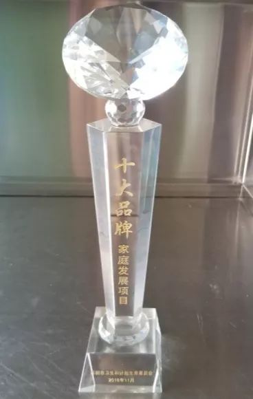 青少年手捧奖杯