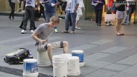 鼓手正在激情演奏鼓