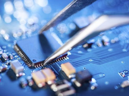 科研人员研究芯片