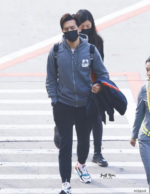 李现穿着白色T恤的造型