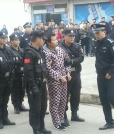 警察押解嫌犯现场