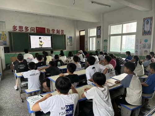 学生在教室认真听讲