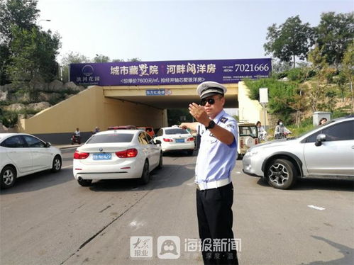 交警疏导因违停造成的拥堵交通