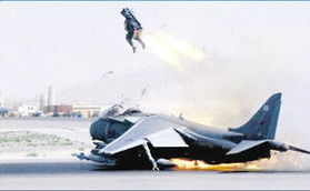 飞行员驾驶战机冲向云霄