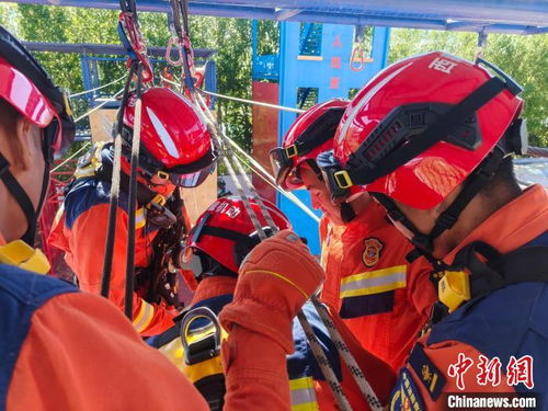 消防员救援现场的图片