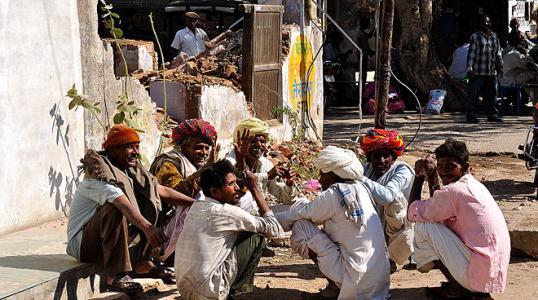 印度人插队抢iPhone17引发激烈冲突，现场堪比动作片！