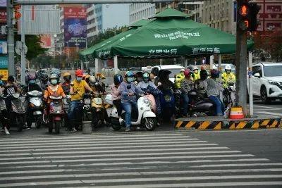 顾客戴东风5C发型逛街