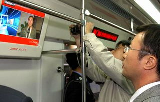 乘客在地铁站选购商品