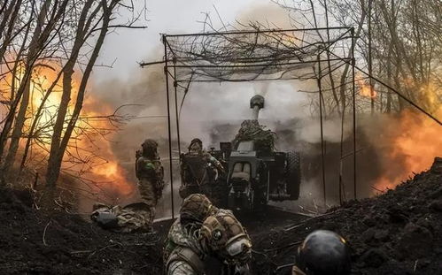 乌军士兵表情凝重地望着前方