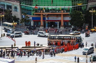 民众在警察引导下有序撤离