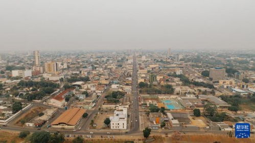 被烟雾笼罩的城市街道