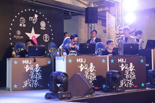 周杰伦微笑着与台下观众挥手互动