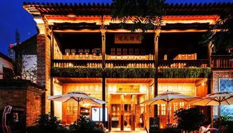 夜幕下的荒废老宅