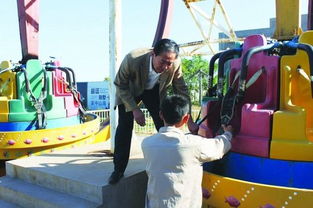 工人检查游乐设施