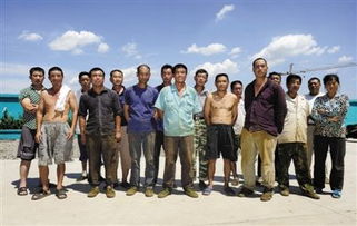 被清退的中国工人合影