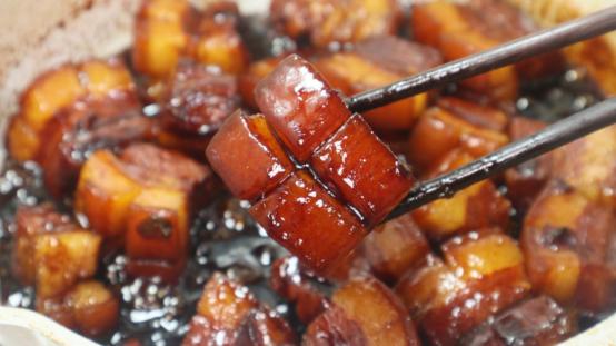 正在焖煮的红烧肉