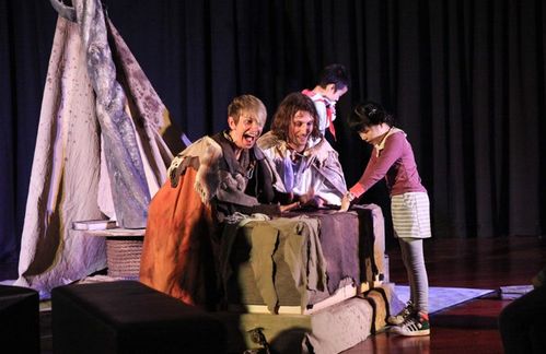 暴雨中的坚守：唯一观众见证演员坚持开演