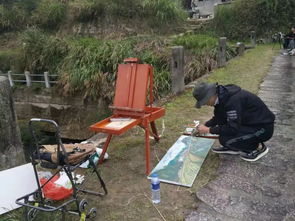 艺术家认真作画的身影