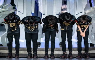 XLG战队成员们在训练室认真训练的场景