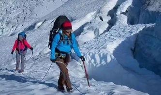 一个人穿着始祖鸟站在山顶