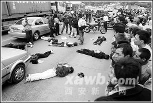 骗子被警方抓捕现场