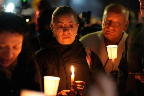 这是人们在祈祷的画面