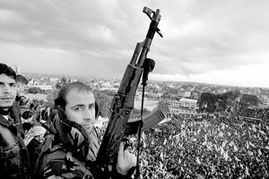 哈马斯成员在集会上高呼口号