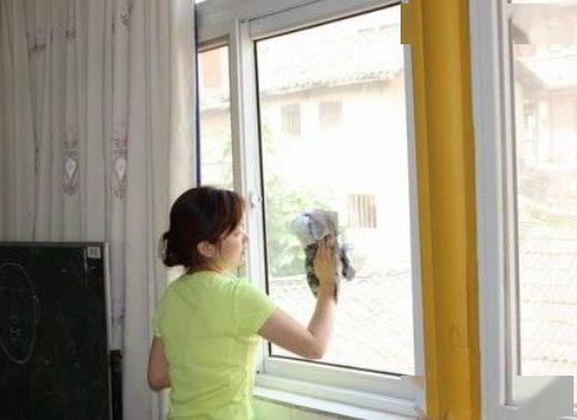 小学生站窗外打扫卫生？当地回应来了！
