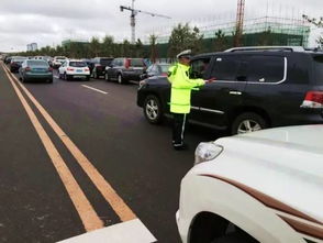 女子在驾驶座上认真开车的样子