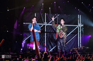 这是周杰伦在舞台上表演的照片