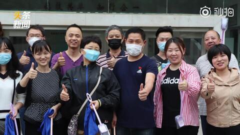 老师在旁边看着学生打扫