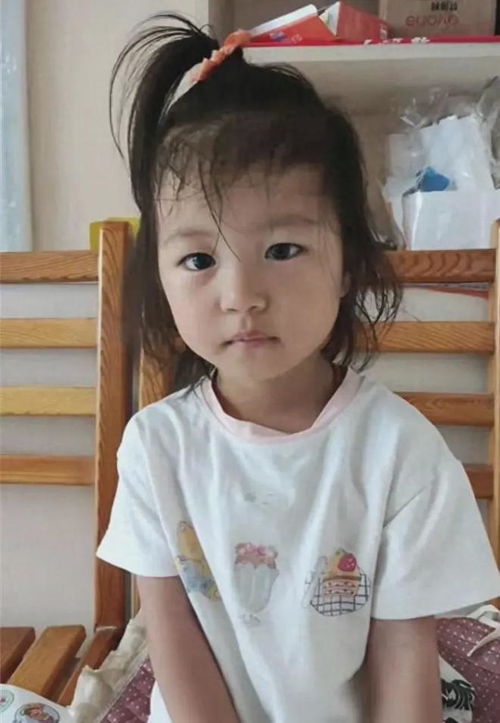 女童被拽住瞬间的现场照片