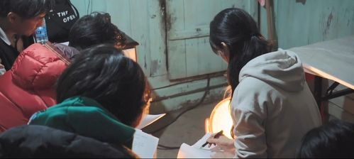 演员们专注研读剧本