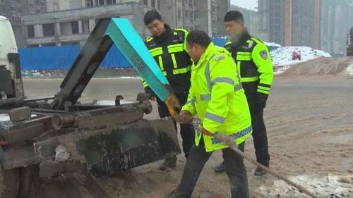 暴雨中的坚守：台上演员与唯一观众的故事