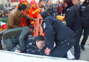 男子摔倒在路上的场景