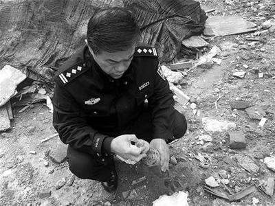 专业人员在现场勘查炸弹