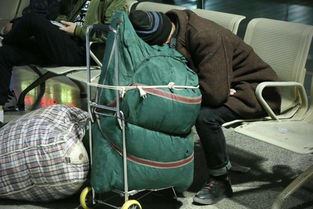 工人收拾行李准备回国