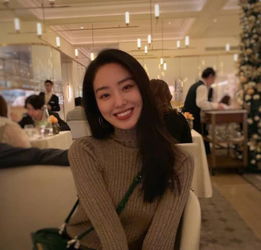 杨采钰微微侧身露出幸福的表情