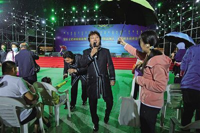 潮剧团暴雨中开演，台下竟只有1名观众！