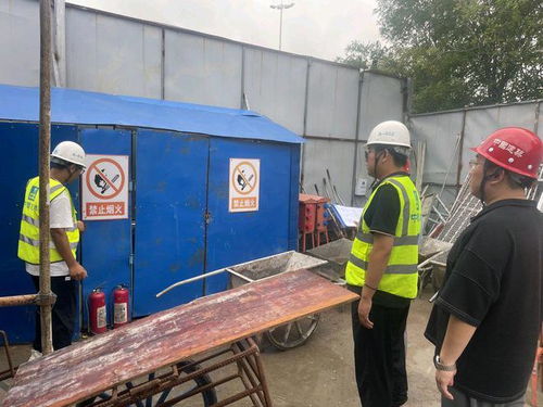 专业人员在现场勘察