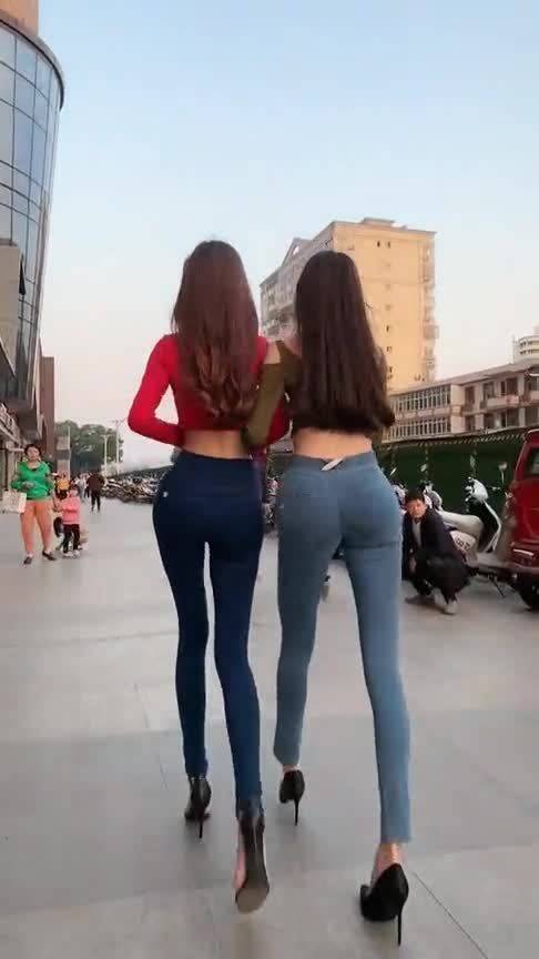 张子枫马嘉祺南京路透：甜蜜互动引关注！