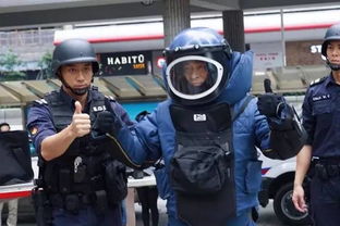 拆弹专家专注工作的画面