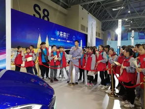 人们在互动体验区模拟驾驶