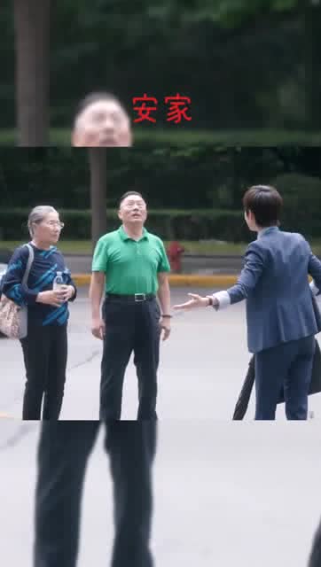 大爷和买水的人合影