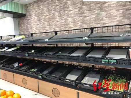 人们抢购物资后的超市空架