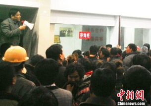 工作人员向群众解释地震相关知识