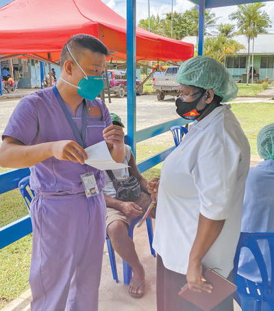 男子向医护人员描述情况
