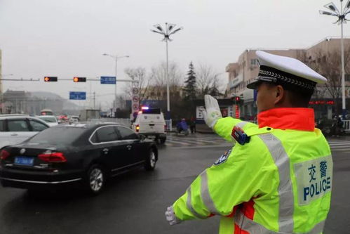 司机停车堵路，群众合力挪车，这波操作太硬核！